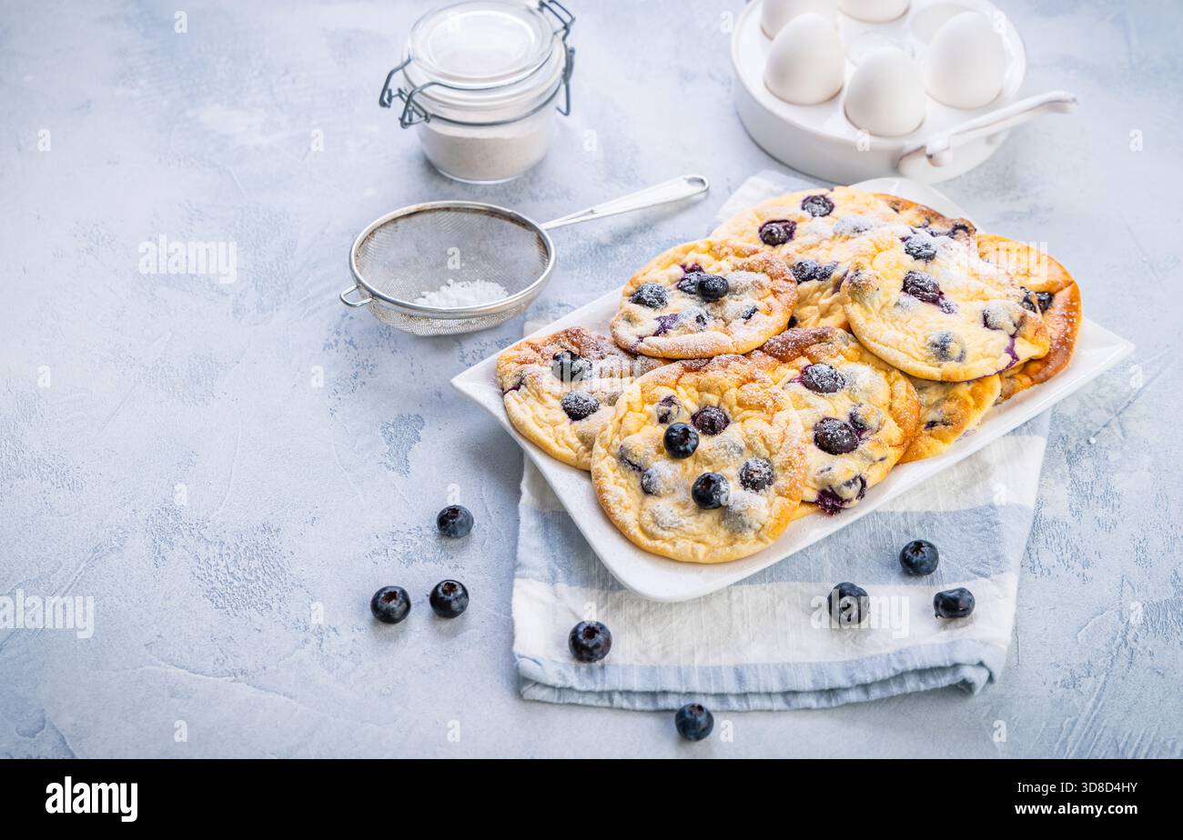 Nuvole di formaggio a cagliata di mirtilli, pancake sani senza zucchero e senza glutine Foto Stock