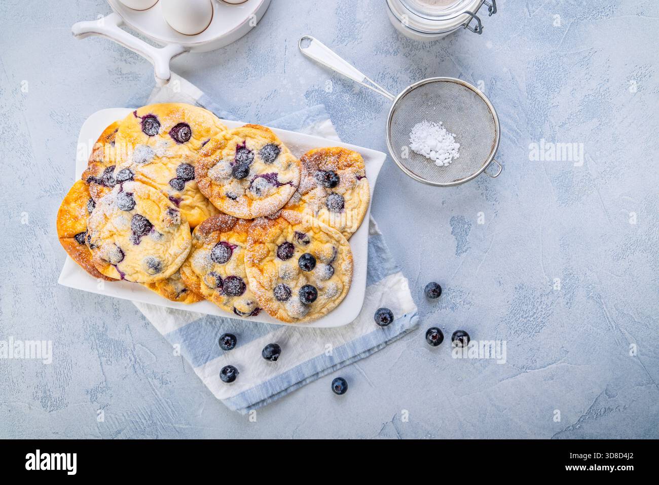 Nuvole di formaggio a cagliata di mirtilli, pancake sani senza zucchero e senza glutine Foto Stock