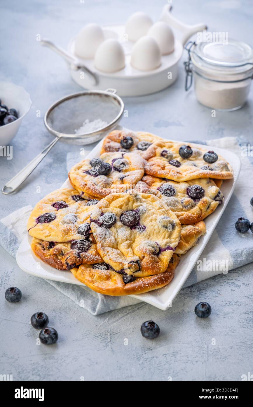 Nuvole di formaggio a cagliata di mirtilli, pancake sani senza zucchero e senza glutine Foto Stock