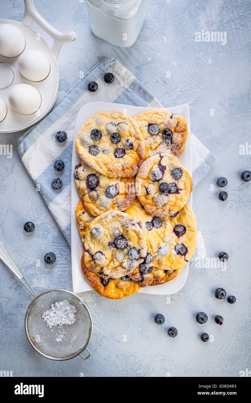 Nuvole di formaggio a cagliata di mirtilli, pancake sani senza zucchero e senza glutine Foto Stock