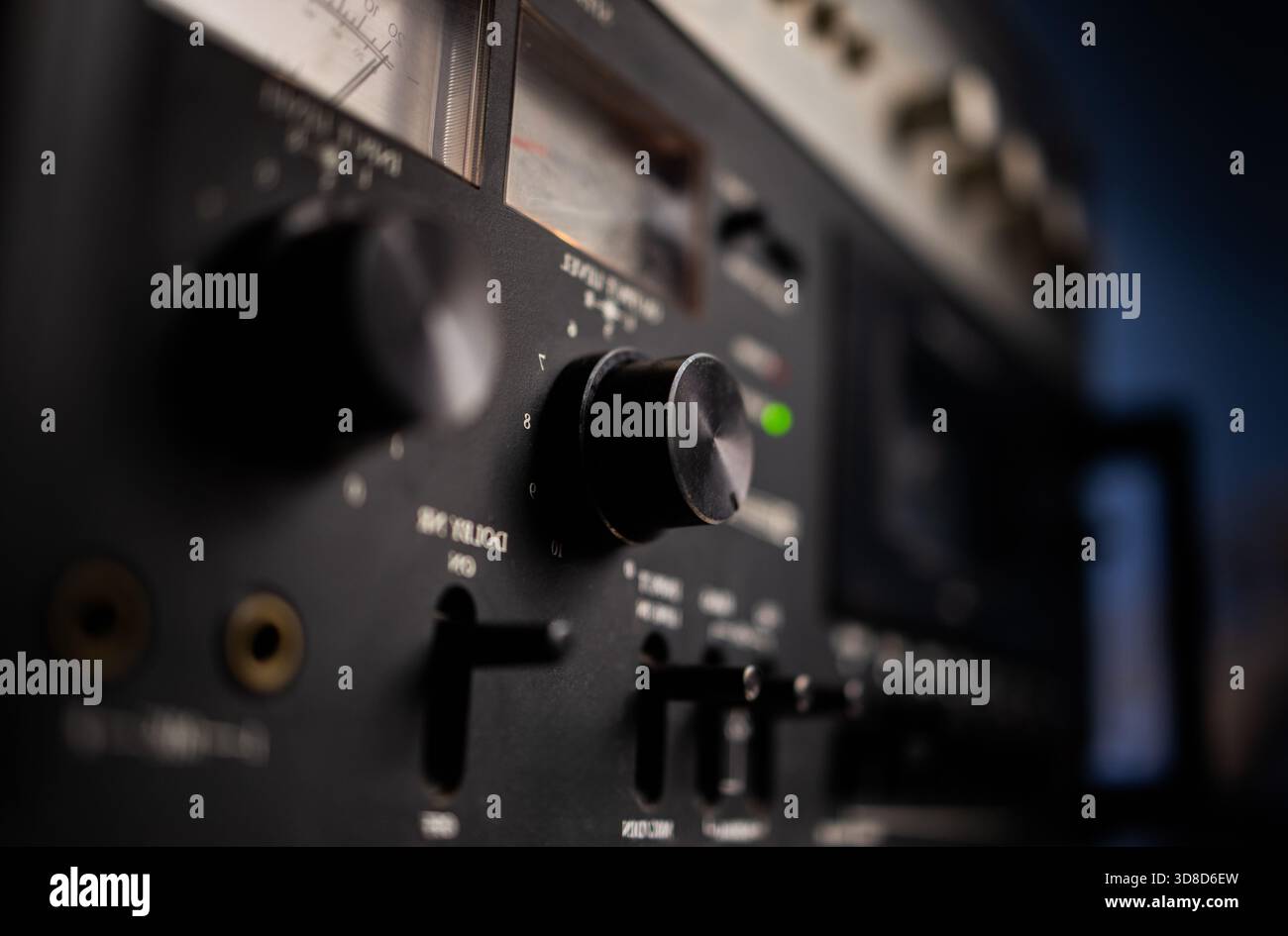 Mazzo di audiocassette vintage. Registratore a nastro HiFi. Musica analogica retrò. Profondità di campo ridotta. Foto Stock