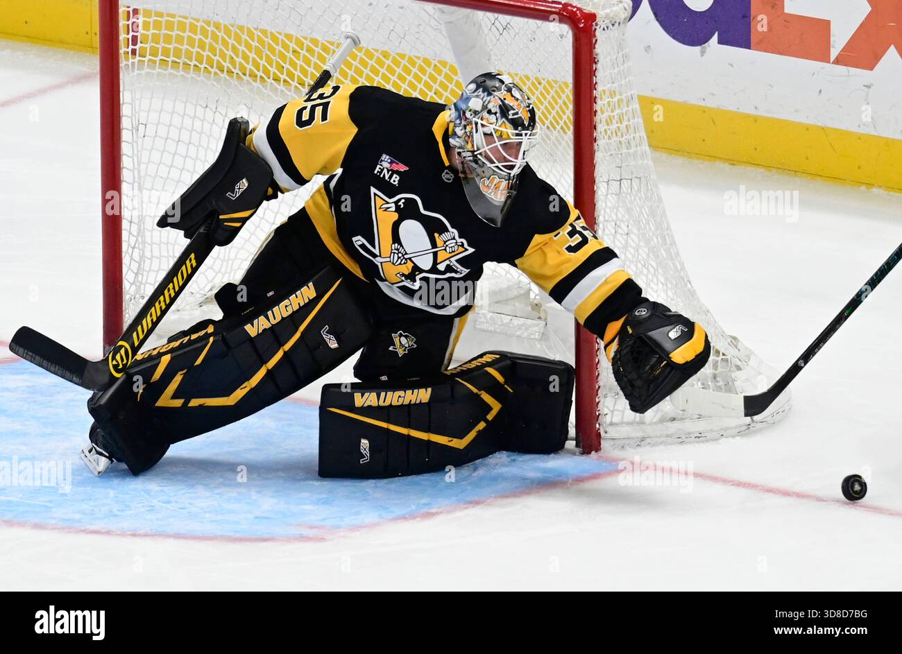Pittsburgh, Stati Uniti. 29 novembre 2025. Il portiere dei Pittsburgh Penguins Tristan Jarry (35) periodo alla PPG Paints Arena di Pittsburgh sabato 29 novembre 2025. Foto di Archie Carpenter/UPI. Crediti: UPI/Alamy Live News Foto Stock