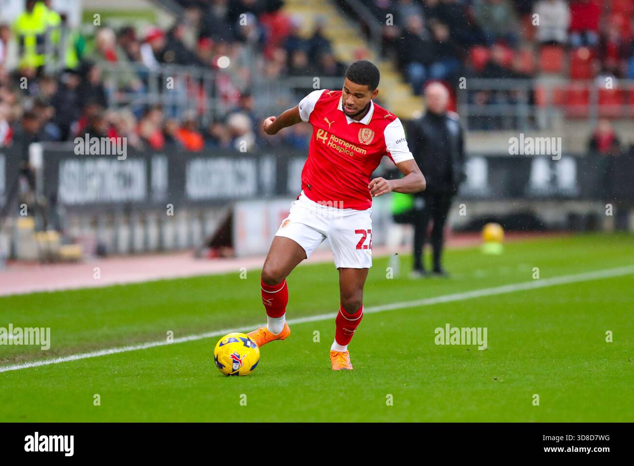 AESSEAL New York Stadium, Rotherham, Inghilterra - 29 novembre 2025 Denzel Hall (22) del Rotherham United corre con la palla - durante la partita Rotherham United contro Wycombe Wanderers, Sky Bet League One, 2025/26, AESSEAL New York Stadium, Rotherham, Inghilterra - 29 novembre 2025 credito: Mathew Marsden/WhiteRosePhotos/Alamy Live News Foto Stock