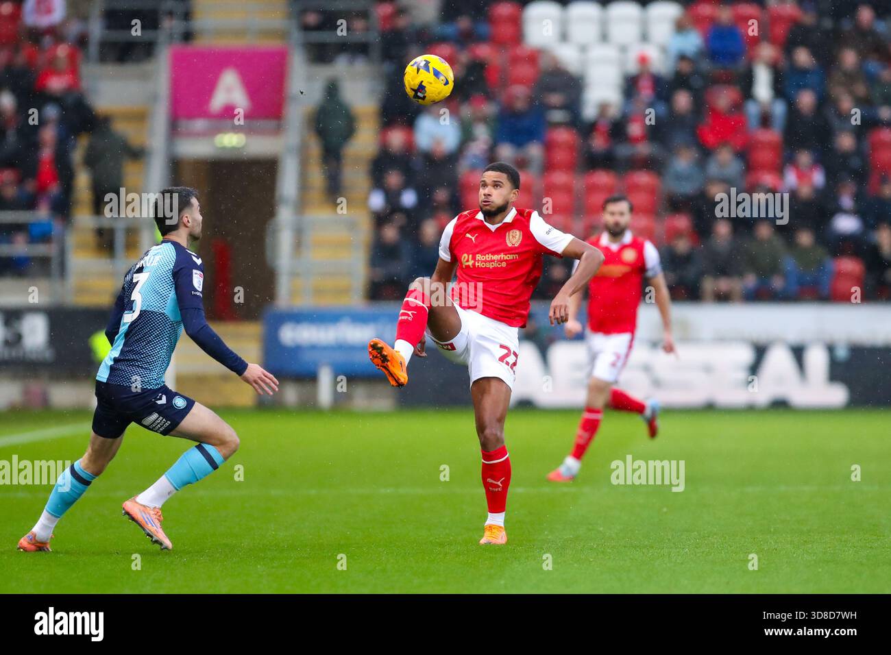 AESSEAL New York Stadium, Rotherham, Inghilterra - 29 novembre 2025 Denzel Hall (22) del Rotherham United controlla la palla - durante la partita Rotherham United contro Wycombe Wanderers, Sky Bet League One, 2025/26, AESSEAL New York Stadium, Rotherham, Inghilterra - 29 novembre 2025 crediti: Mathew Marsden/WhiteRosePhotos/Alamy Live News Foto Stock
