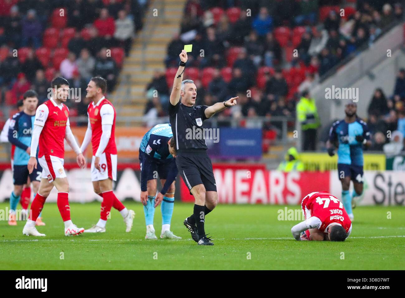 AESSEAL New York Stadium, Rotherham, Inghilterra - 29 novembre 2025 l'arbitro Sebastian Stockbridge mostra un cartellino giallo - durante la partita Rotherham United contro Wycombe Wanderers, Sky Bet League One, 2025/26, AESSEAL New York Stadium, Rotherham, Inghilterra - 29 novembre 2025 credito: Mathew Marsden/WhiteRosePhotos/Alamy Live News Foto Stock