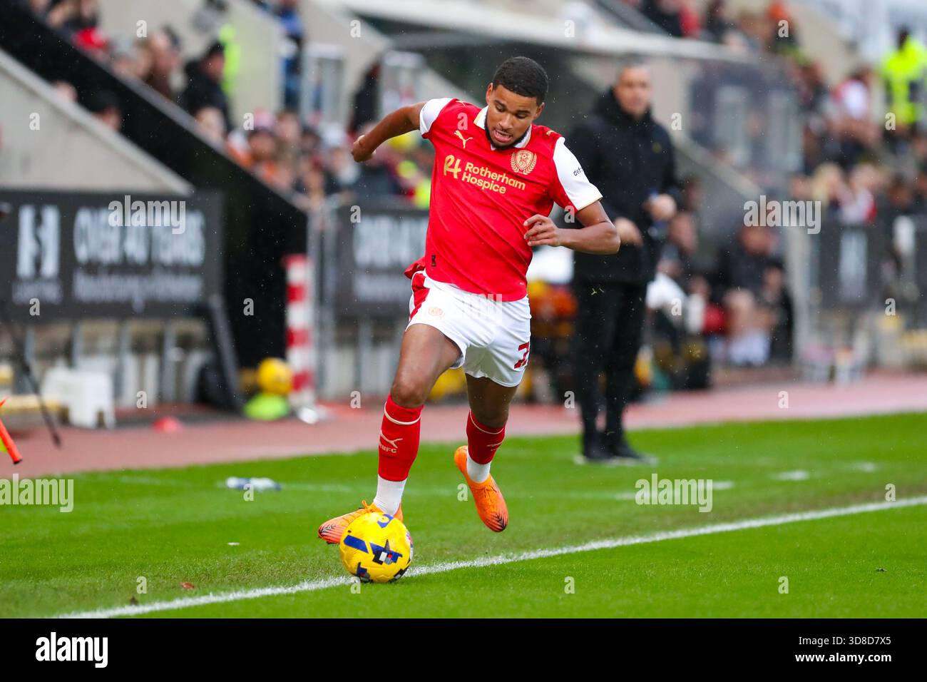 AESSEAL New York Stadium, Rotherham, Inghilterra - 29 novembre 2025 Denzel Hall (22) del Rotherham United corre con la palla - durante la partita Rotherham United contro Wycombe Wanderers, Sky Bet League One, 2025/26, AESSEAL New York Stadium, Rotherham, Inghilterra - 29 novembre 2025 credito: Mathew Marsden/WhiteRosePhotos/Alamy Live News Foto Stock