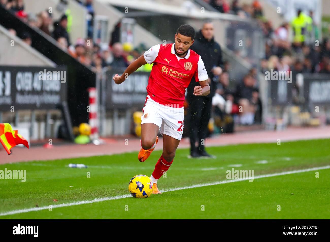 AESSEAL New York Stadium, Rotherham, Inghilterra - 29 novembre 2025 Denzel Hall (22) del Rotherham United corre con la palla - durante la partita Rotherham United contro Wycombe Wanderers, Sky Bet League One, 2025/26, AESSEAL New York Stadium, Rotherham, Inghilterra - 29 novembre 2025 credito: Mathew Marsden/WhiteRosePhotos/Alamy Live News Foto Stock