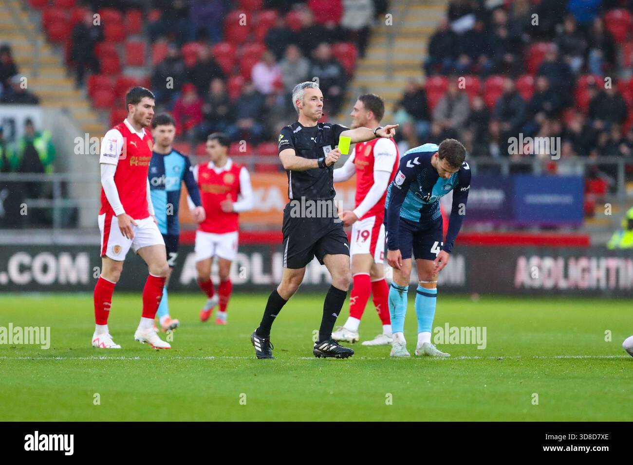 AESSEAL New York Stadium, Rotherham, Inghilterra - 29 novembre 2025 l'arbitro Sebastian Stockbridge mostra un cartellino giallo - durante la partita Rotherham United contro Wycombe Wanderers, Sky Bet League One, 2025/26, AESSEAL New York Stadium, Rotherham, Inghilterra - 29 novembre 2025 credito: Mathew Marsden/WhiteRosePhotos/Alamy Live News Foto Stock