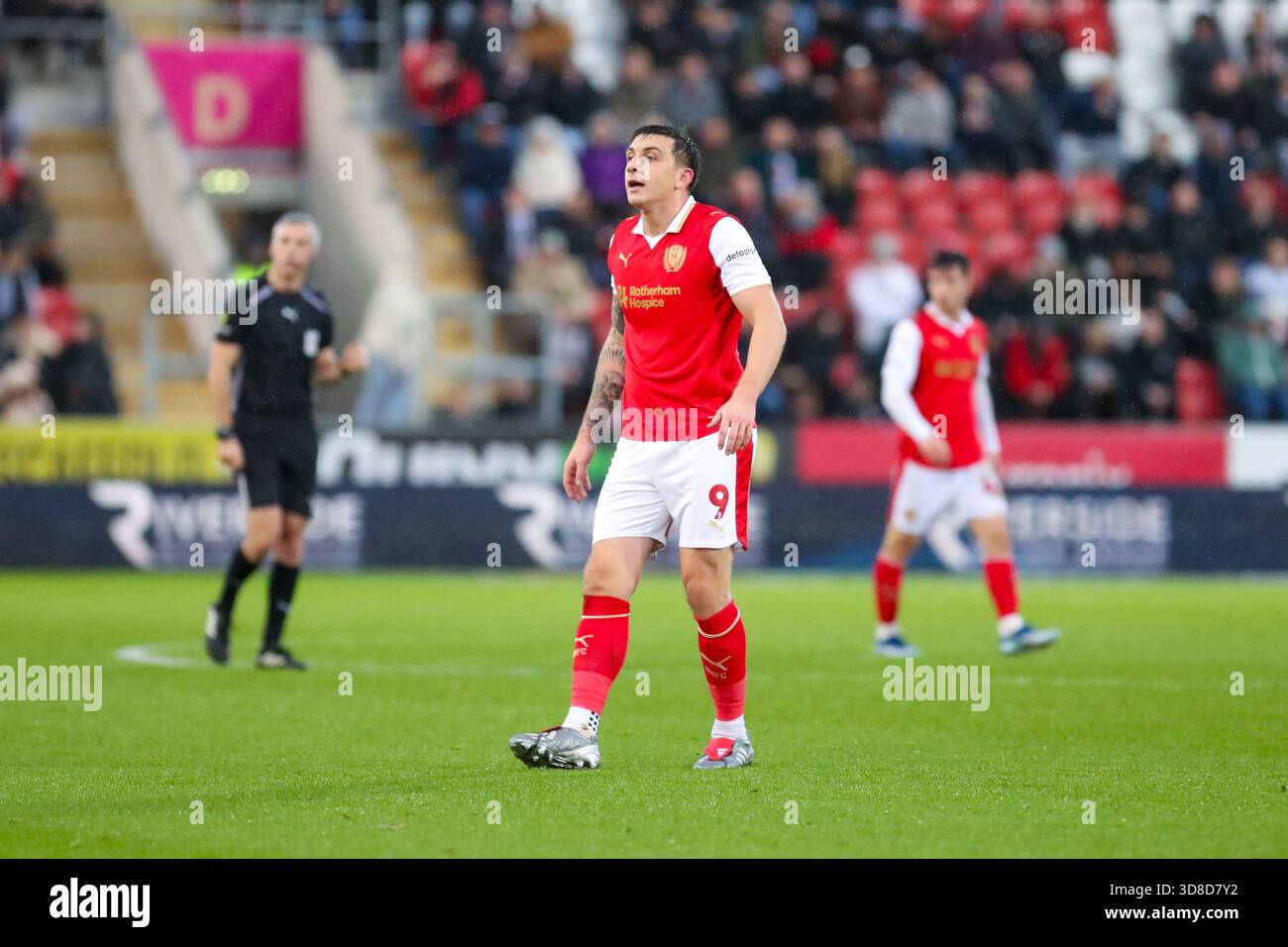 AESSEAL New York Stadium, Rotherham, Inghilterra - 29 novembre 2025 Jordan Hugill (9) di Rotherham United - durante la partita Rotherham United contro Wycombe Wanderers, Sky Bet League One, 2025/26, AESSEAL New York Stadium, Rotherham, Inghilterra - 29 novembre 2025 crediti: Mathew Marsden/WhiteRosePhotos/Alamy Live News Foto Stock