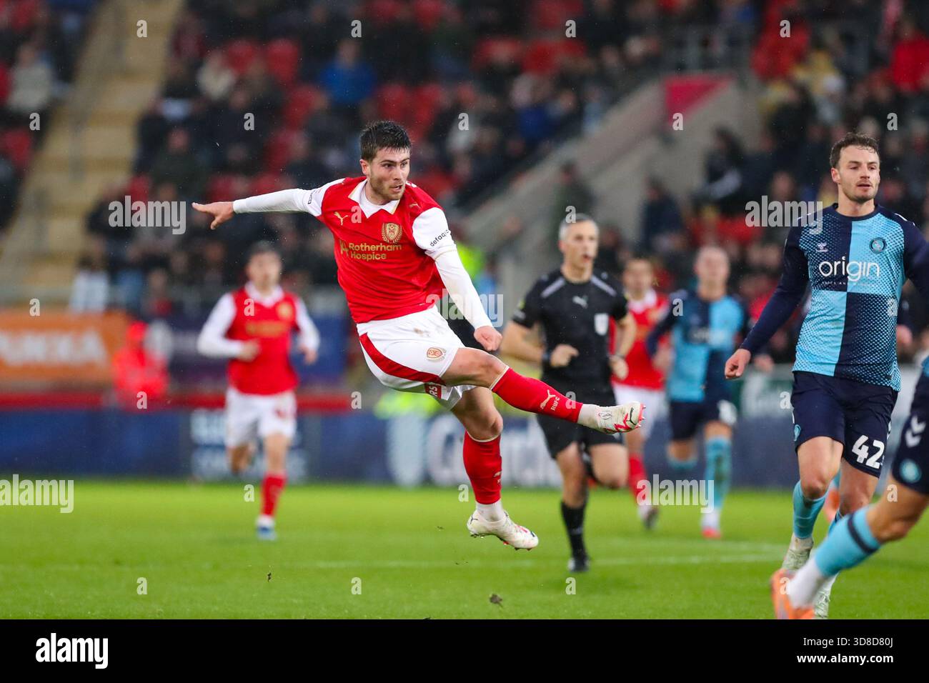 AESSEAL New York Stadium, Rotherham, Inghilterra - 29 novembre 2025 Kian Spence (8) del Rotherham United tira al gol - durante la partita Rotherham United contro Wycombe Wanderers, Sky Bet League One, 2025/26, AESSEAL New York Stadium, Rotherham, Inghilterra - 29 novembre 2025 crediti: Mathew Marsden/WhiteRosePhotos/Alamy Live News Foto Stock