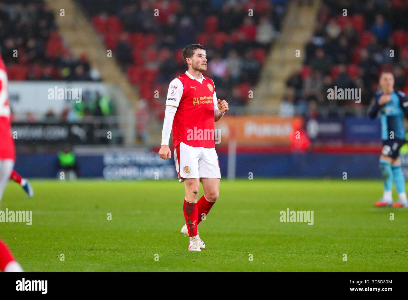 AESSEAL New York Stadium, Rotherham, Inghilterra - 29 novembre 2025 Kian Spence (8) di Rotherham United - durante la partita Rotherham United contro Wycombe Wanderers, Sky Bet League One, 2025/26, AESSEAL New York Stadium, Rotherham, Inghilterra - 29 novembre 2025 crediti: Mathew Marsden/WhiteRosePhotos/Alamy Live News Foto Stock