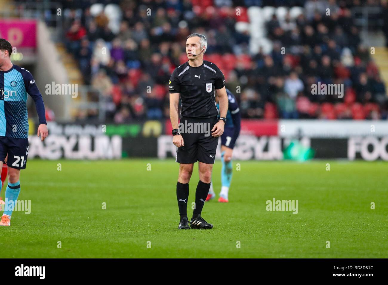AESSEAL New York Stadium, Rotherham, Inghilterra - 29 novembre 2025 arbitro Sebastian Stockbridge - durante la partita Rotherham United contro Wycombe Wanderers, Sky Bet League One, 2025/26, AESSEAL New York Stadium, Rotherham, Inghilterra - 29 novembre 2025 credito: Mathew Marsden/WhiteRosePhotos/Alamy Live News Foto Stock