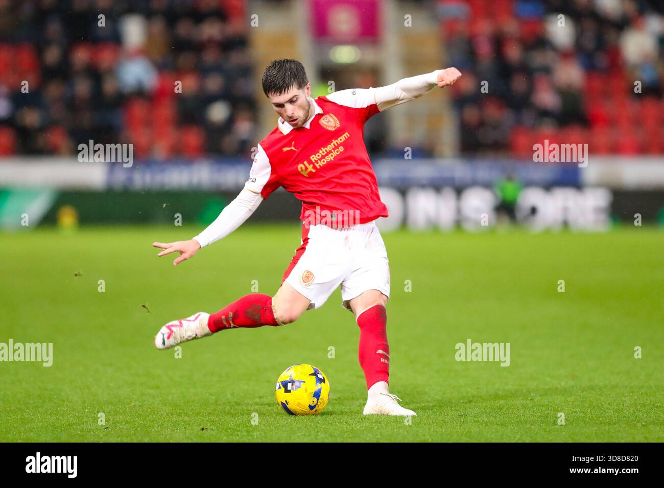 AESSEAL New York Stadium, Rotherham, Inghilterra - 29 novembre 2025 Kian Spence (8) del Rotherham United passa la palla - durante la partita Rotherham United contro Wycombe Wanderers, Sky Bet League One, 2025/26, AESSEAL New York Stadium, Rotherham, Inghilterra - 29 novembre 2025 crediti: Mathew Marsden/WhiteRosePhotos/Alamy Live News Foto Stock