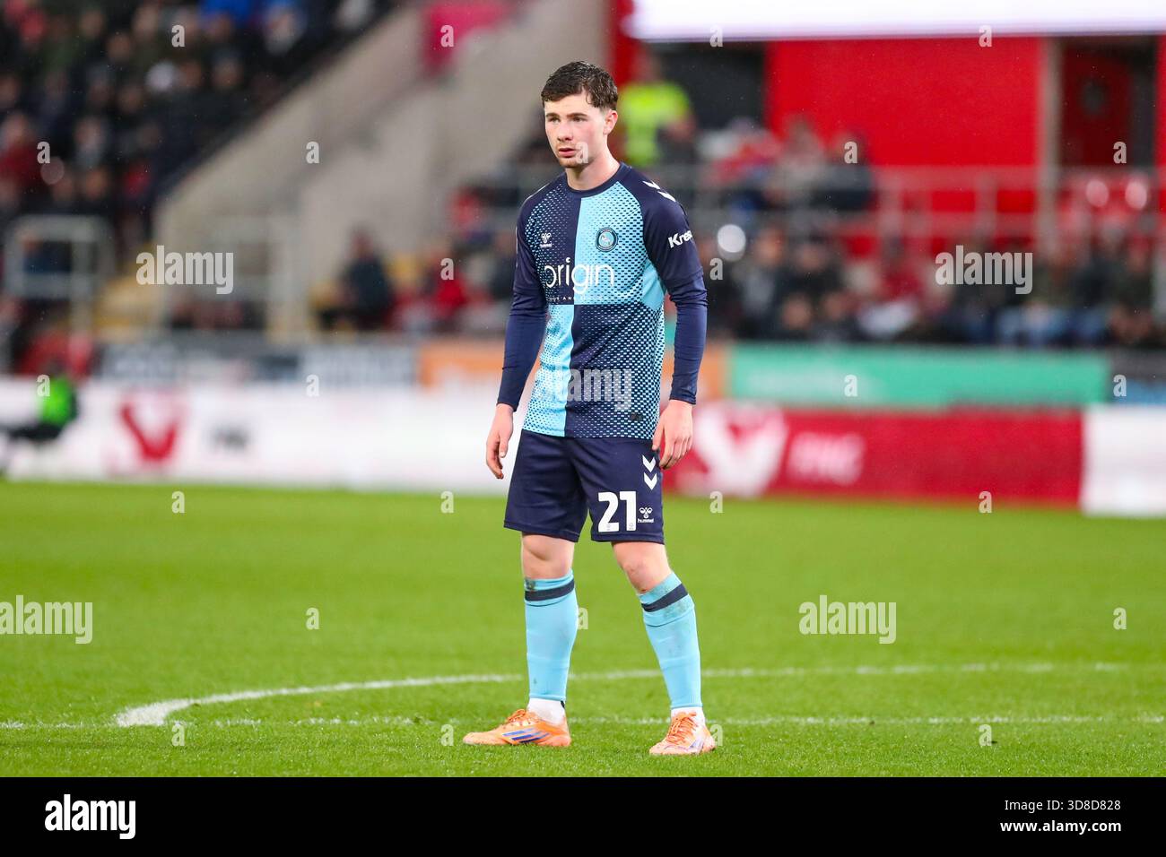 AESSEAL New York Stadium, Rotherham, Inghilterra - 29 novembre 2025 Jamie Mullins (21) di Wycombe Wanderers - durante la partita Rotherham United contro Wycombe Wanderers, Sky Bet League One, 2025/26, AESSEAL New York Stadium, Rotherham, Inghilterra - 29 novembre 2025 crediti: Mathew Marsden/WhiteRosePhotos/Alamy Live News Foto Stock