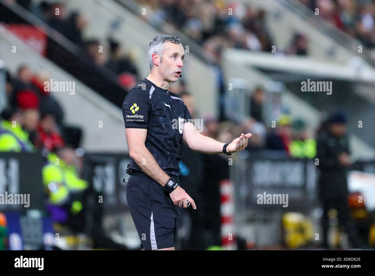 AESSEAL New York Stadium, Rotherham, Inghilterra - 29 novembre 2025 arbitro Sebastian Stockbridge - durante la partita Rotherham United contro Wycombe Wanderers, Sky Bet League One, 2025/26, AESSEAL New York Stadium, Rotherham, Inghilterra - 29 novembre 2025 credito: Mathew Marsden/WhiteRosePhotos/Alamy Live News Foto Stock