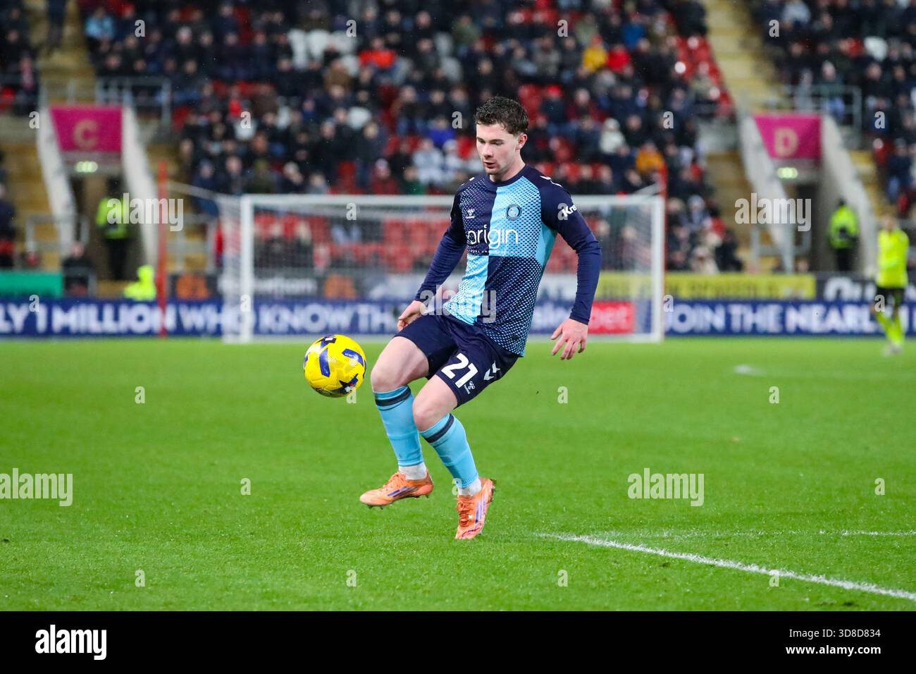 AESSEAL New York Stadium, Rotherham, Inghilterra - 29 novembre 2025 Jamie Mullins (21) di Wycombe Wanderers sul pallone - durante la partita Rotherham United contro Wycombe Wanderers, Sky Bet League One, 2025/26, AESSEAL New York Stadium, Rotherham, Inghilterra - 29 novembre 2025 crediti: Mathew Marsden/WhiteRosePhotos/Alamy Live News Foto Stock