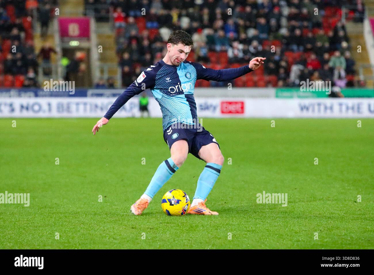AESSEAL New York Stadium, Rotherham, Inghilterra - 29 novembre 2025 Jamie Mullins (21) dei Wycombe Wanderers passa la palla - durante la partita Rotherham United contro Wycombe Wanderers, Sky Bet League One, 2025/26, AESSEAL New York Stadium, Rotherham, Inghilterra - 29 novembre 2025 crediti: Mathew Marsden/WhiteRosePhotos/Alamy Live News Foto Stock