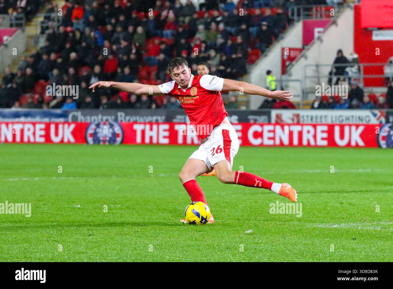 AESSEAL New York Stadium, Rotherham, Inghilterra - 29 novembre 2025 Hamish Douglas (26) del Rotherham United passa la palla - durante la partita Rotherham United contro Wycombe Wanderers, Sky Bet League One, 2025/26, AESSEAL New York Stadium, Rotherham, Inghilterra - 29 novembre 2025 crediti: Mathew Marsden/WhiteRosePhotos/Alamy Live News Foto Stock