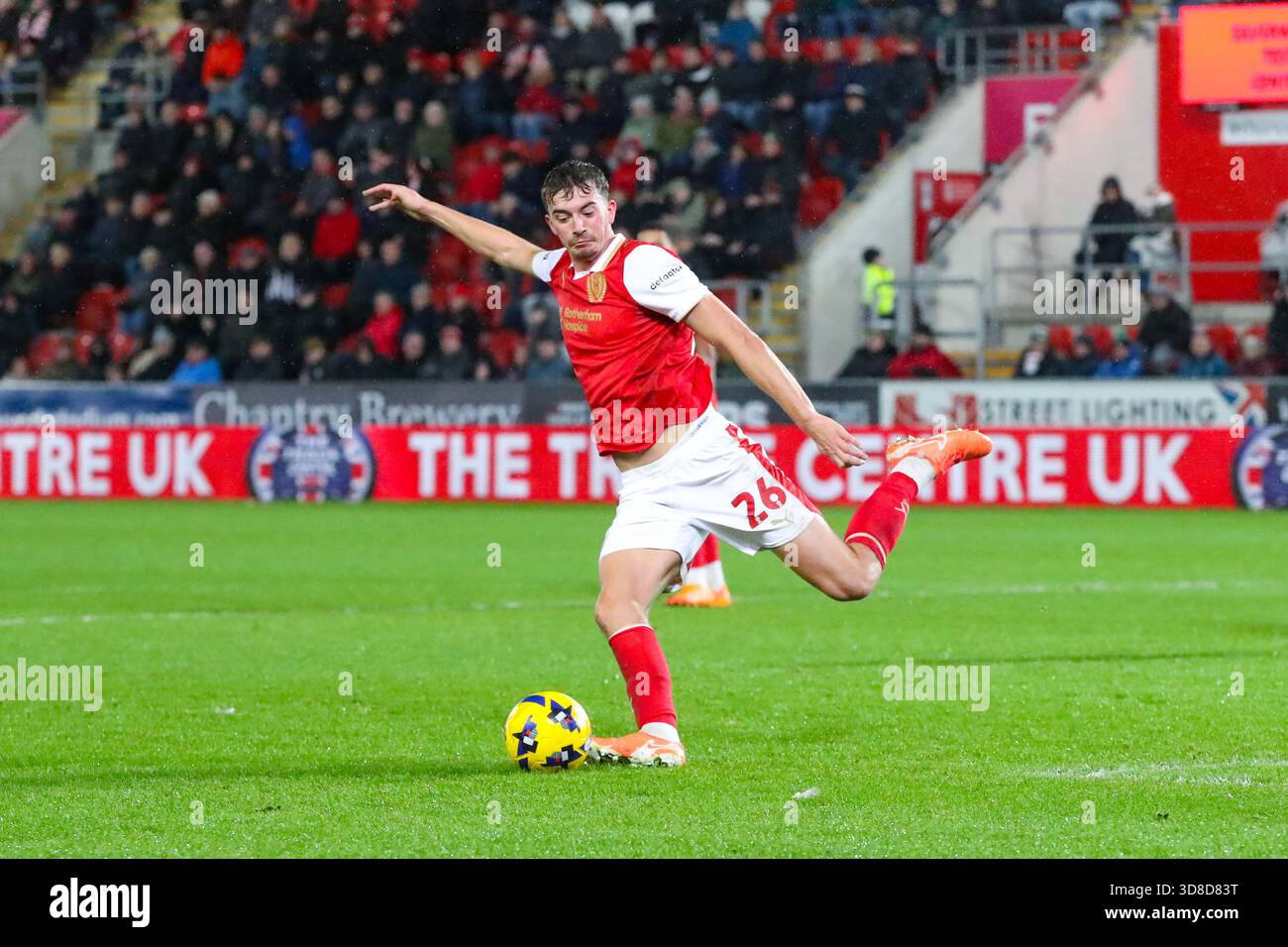AESSEAL New York Stadium, Rotherham, Inghilterra - 29 novembre 2025 Hamish Douglas (26) del Rotherham United passa la palla - durante la partita Rotherham United contro Wycombe Wanderers, Sky Bet League One, 2025/26, AESSEAL New York Stadium, Rotherham, Inghilterra - 29 novembre 2025 crediti: Mathew Marsden/WhiteRosePhotos/Alamy Live News Foto Stock