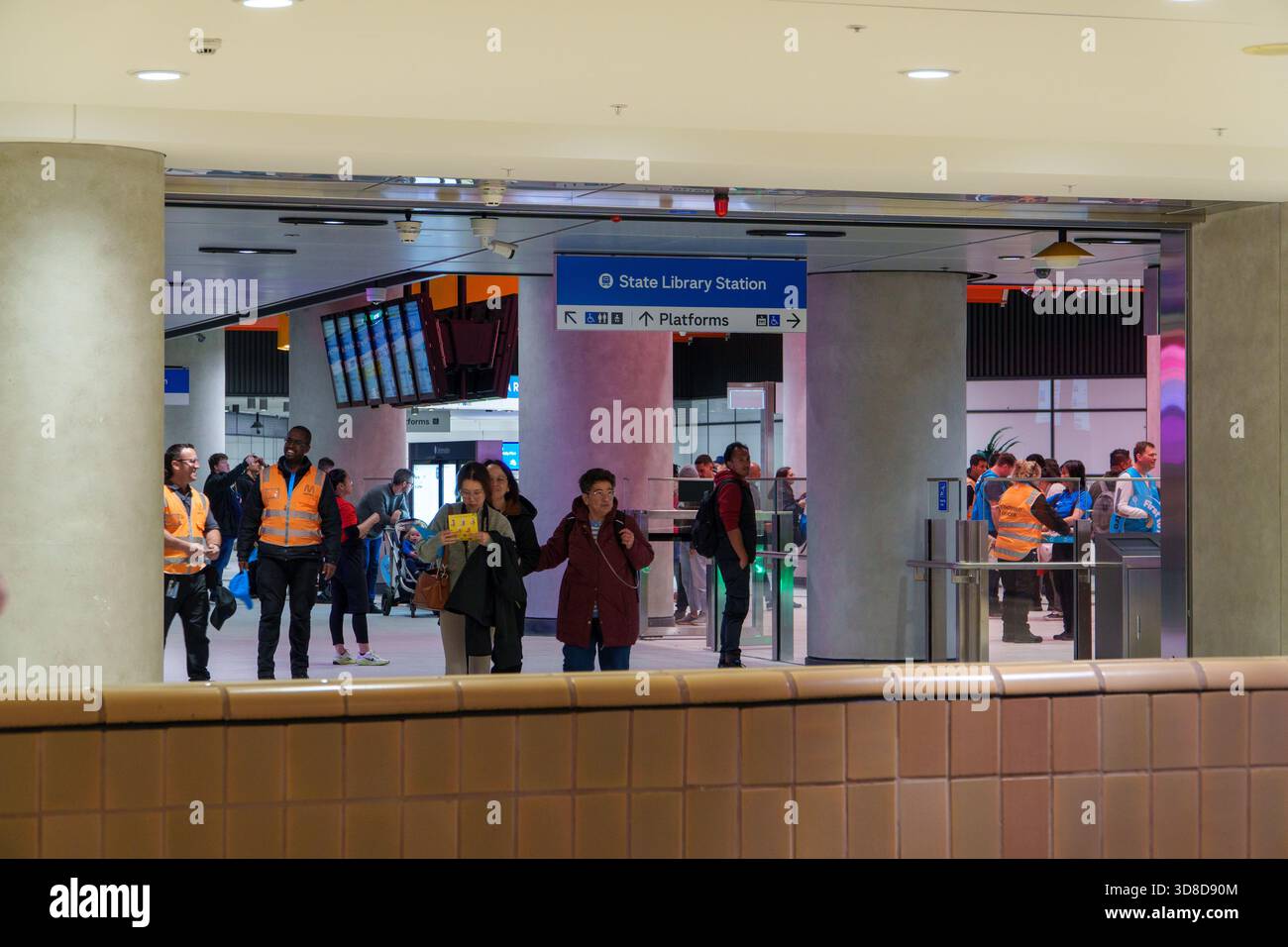 Melbourne, Victoria, Australia. 30 novembre 2025. - I passeggeri e il personale esplorano la nuova stazione della Biblioteca di Stato durante il giorno di apertura del tunnel della metropolitana, coincidendo Foto Stock