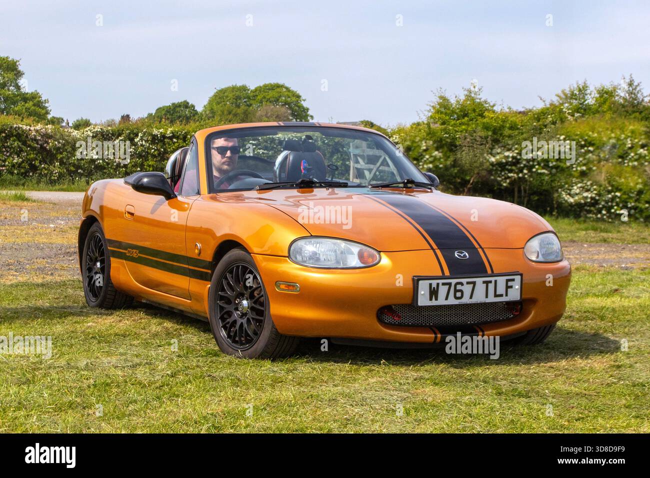2000 Mazda MX-5 Car Roadster benzina a righe color oro nero da 1598 cc, motore anteriore, trazione posteriore, modello di seconda generazione (NB, prodotto dal 1998-2005). Foto Stock