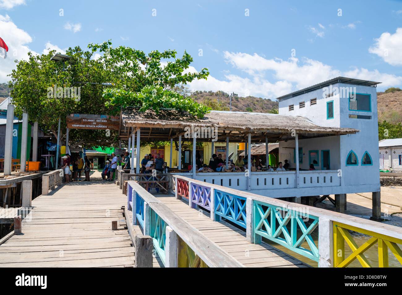Area coperta vicino al molo pieno di turisti, Komodo Village, Komodo Island, Pulau Komodo, East Nusa Tenggara, Indonesia Foto Stock