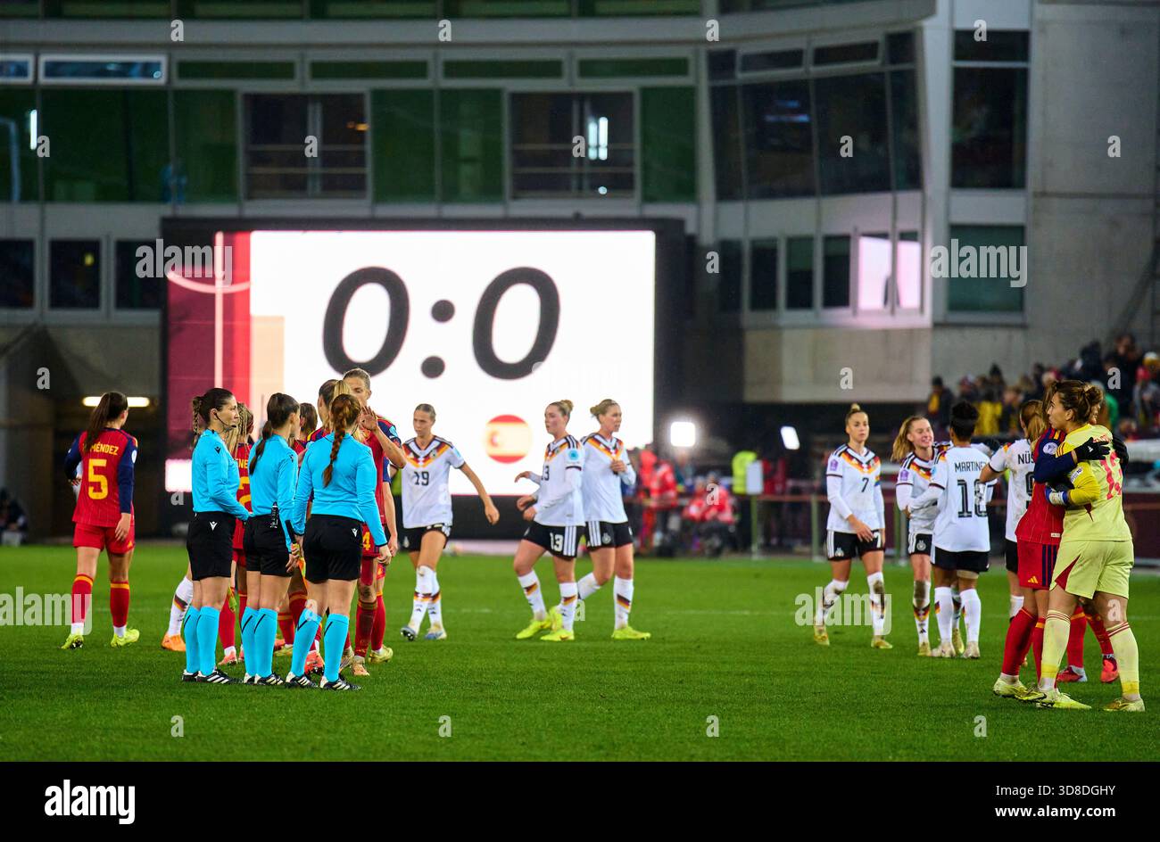 Tabellone, schermo, tabellone, digitale, LED, display, monitor, risultato finale, anzeigetafel, Endergebnis, Ergebnis, Anzeige, nella finale di andata della Lega femminile 2025 GERMANIA - SPAGNA 0-0 il 28 novembre 2025 al Fritz-Walter-Stadion di Kaiserslautern, Germania. Fotografo stagione 2025/2026: Immagini ddp/immagini a stella Foto Stock