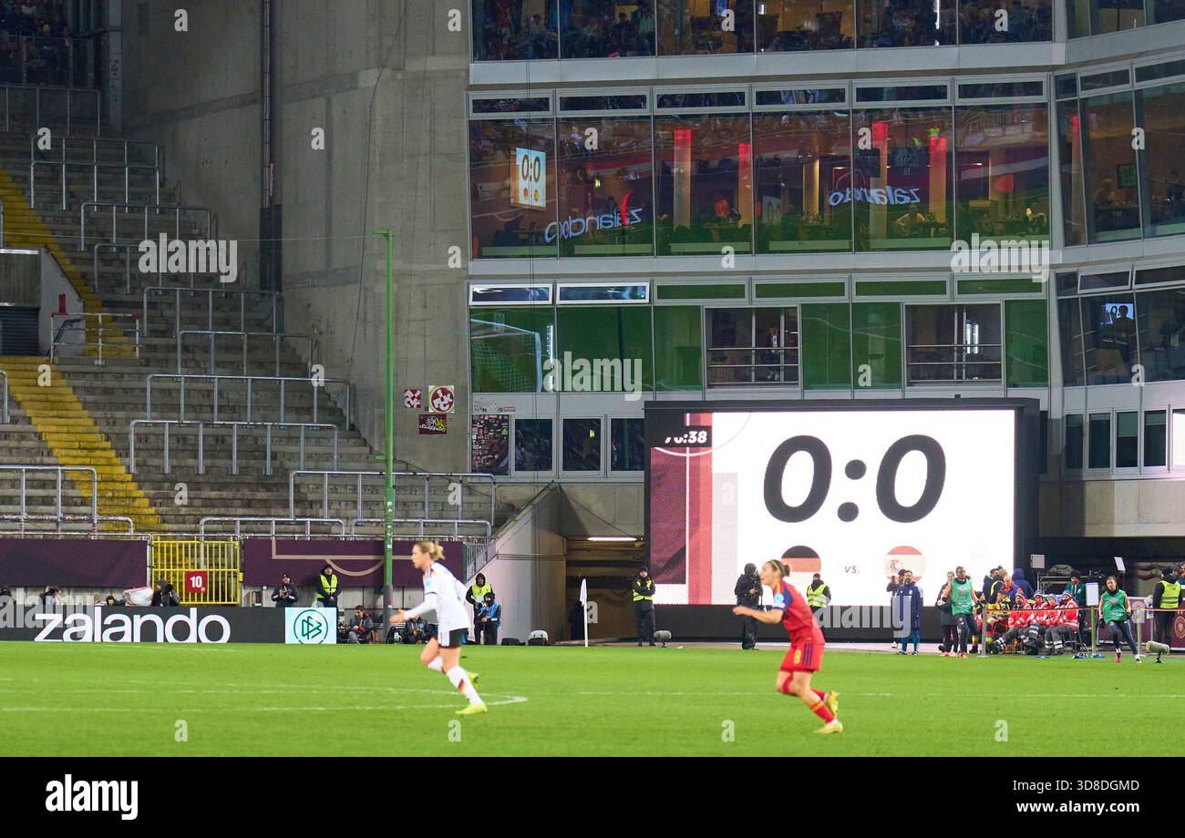 Tabellone, schermo, tabellone, digitale, LED, display, monitor, risultato finale, anzeigetafel, Endergebnis, Ergebnis, Anzeige, nella finale di andata della Lega femminile 2025 GERMANIA - SPAGNA 0-0 il 28 novembre 2025 al Fritz-Walter-Stadion di Kaiserslautern, Germania. Fotografo stagione 2025/2026: Immagini ddp/immagini a stella Foto Stock