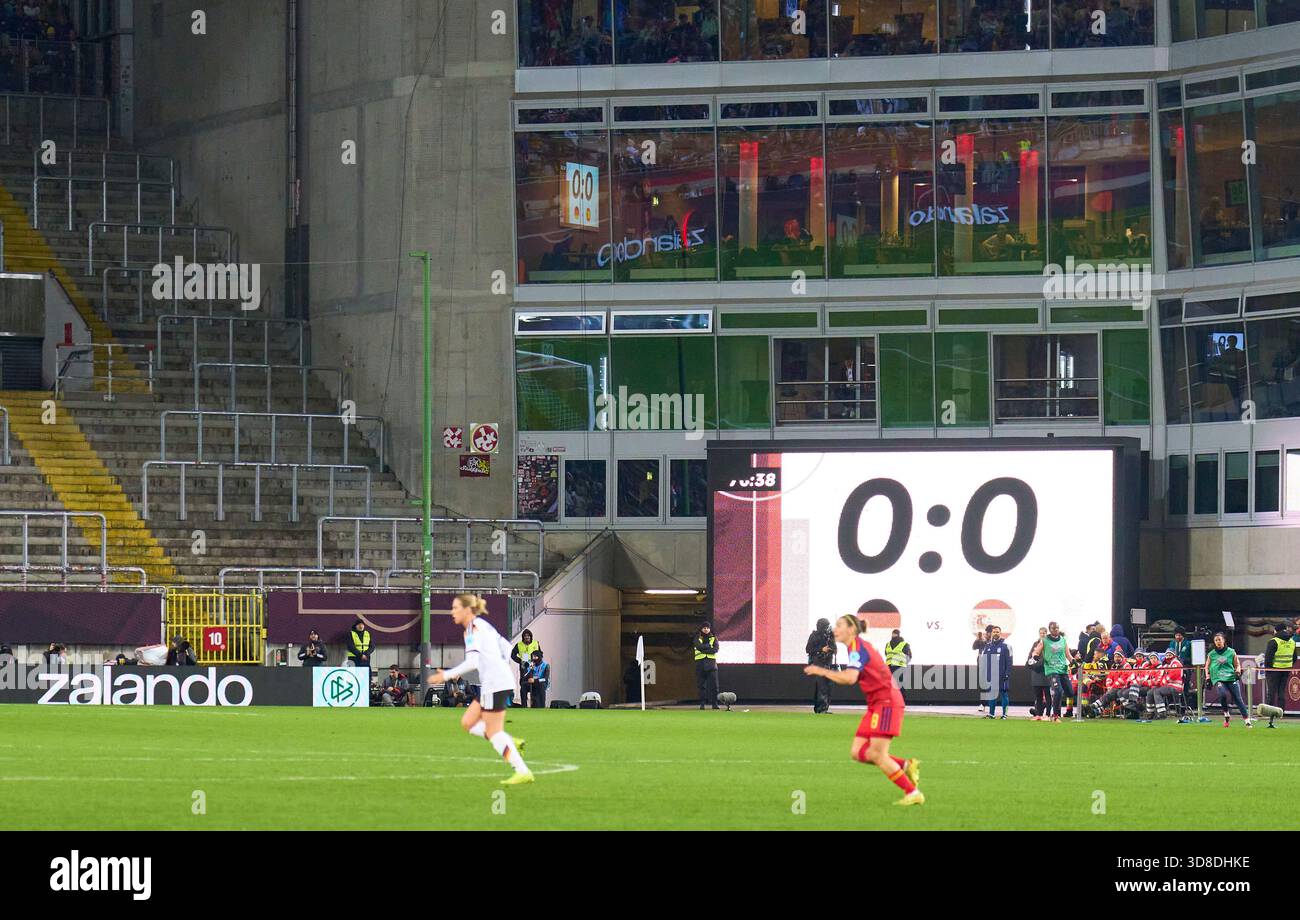 Tabellone, schermo, tabellone, digitale, LED, display, monitor, risultato finale, anzeigetafel, Endergebnis, Ergebnis, Anzeige, nella finale di andata della Lega delle Nazioni femminili 2025 GERMANIA - SPAGNA 0-0 il 28 novembre 2025 al Fritz-Walter-Stadion di Kaiserslautern, Germania. Stagione 2025/2026 fotografo: Peter Schatz Foto Stock