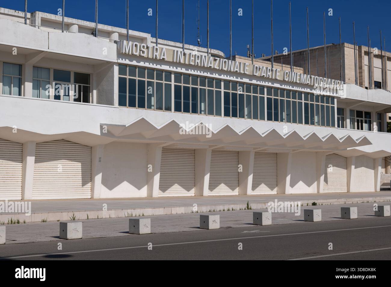 Palazzo del Cinema di Venezia, edificio cinematografico sull'isola del Lido, Venezia, Italia. Edificio che ospita la Mostra del Cinema di Venezia, conferenze e corporat Foto Stock