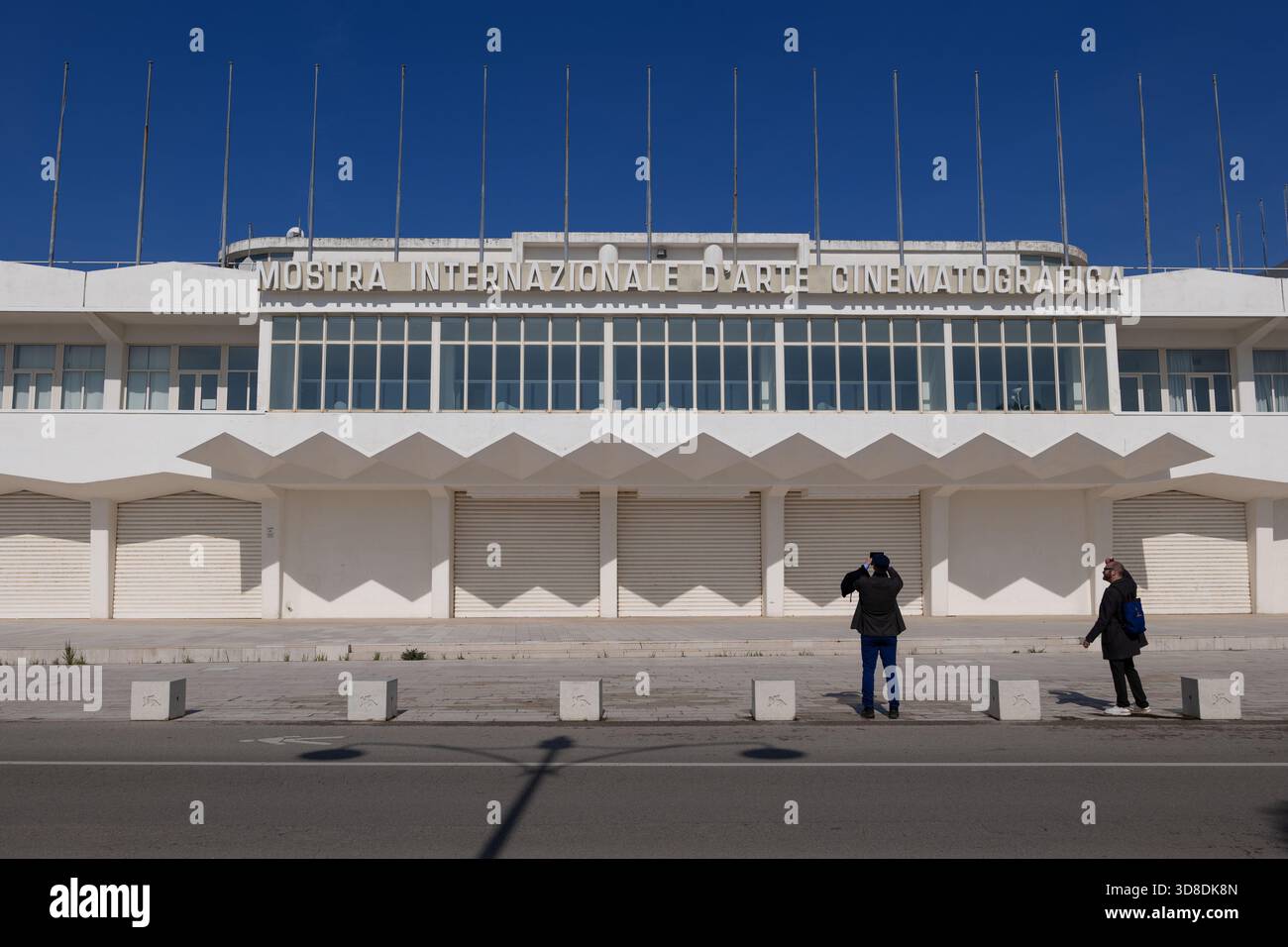 Palazzo del Cinema di Venezia, edificio cinematografico sull'isola del Lido, Venezia, Italia. Edificio che ospita la Mostra del Cinema di Venezia, conferenze e corporat Foto Stock
