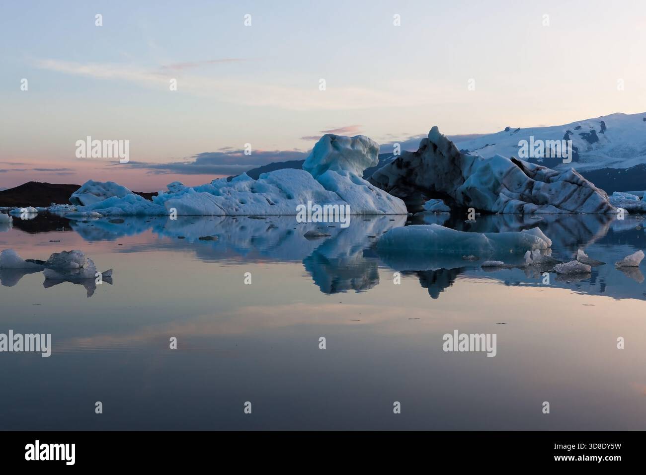 Incredibile tramonto con iceberg in fusione di blu smeraldo turchese nella laguna del ghiacciaio Jokulsarlon, Islanda. Foto Stock