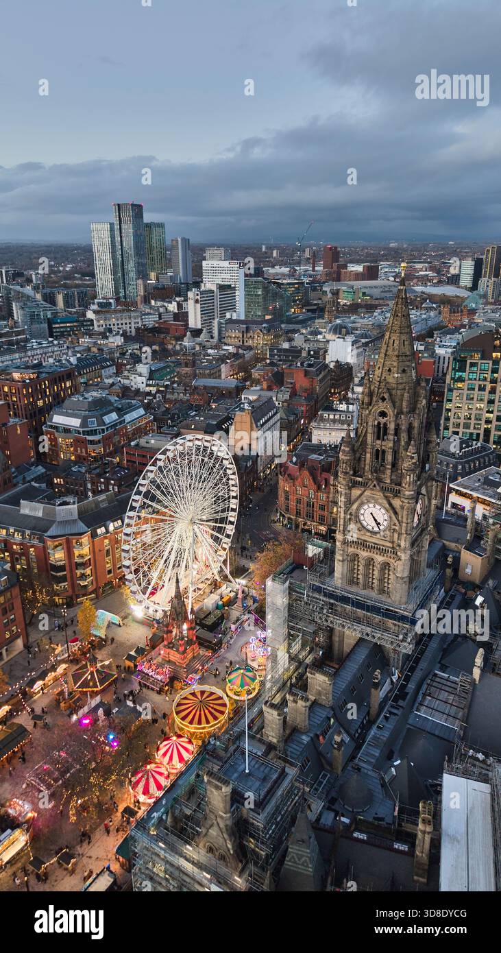 Aerial, MUNICIPIO DI MANCHESTER, Albert Square, mercatini di Natale e il Ferris Foto Stock