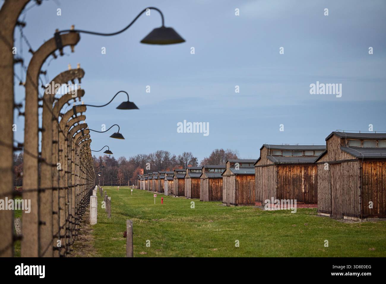 Polonia, Auschwitz nella città polacca di Oświęcim, Auschwitz IIBirkenau un campo di concentramento nazista, recinzione in filo spinato Foto Stock