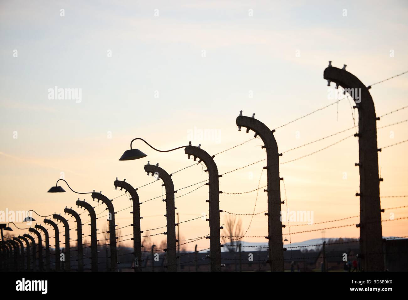 Polonia, Auschwitz nella città polacca di Oświęcim, Auschwitz IIBirkenau un campo di concentramento nazista, recinzione in filo spinato Foto Stock