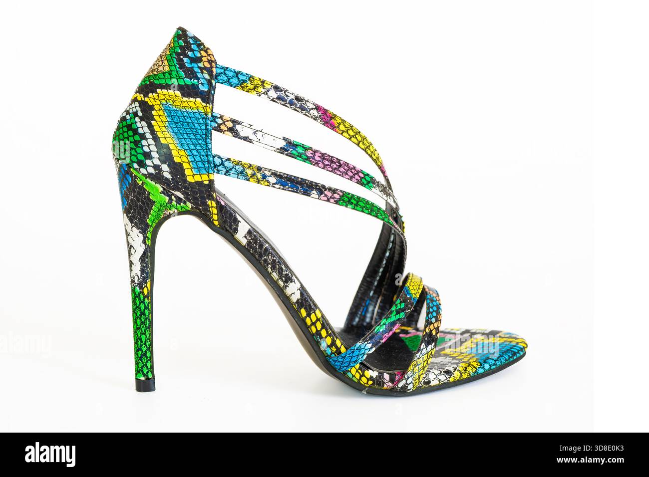 I sandali con tacco alto sono caratterizzati da una vivace stampa serpente con più spalline, che enfatizzano l'eleganza e lo stile, ideali per gli amanti della moda Foto Stock