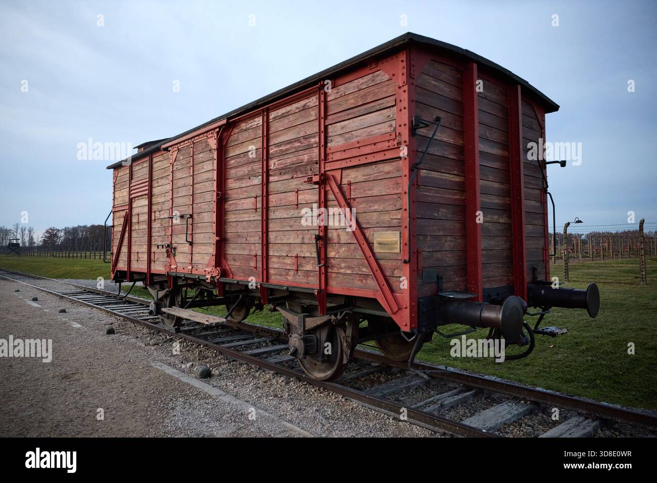 Polonia, Auschwitz nella città polacca di Oświęcim, Auschwitz IIBirkenau un campo di concentramento nazista, carro con capanna dei brakeman a Siding Foto Stock