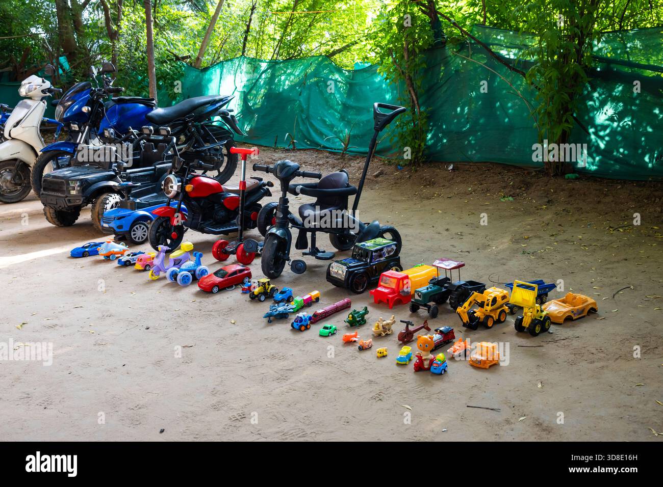 assortimento di giocattoli per bambini con auto, camion nell'area giardino durante la celebrazione del vishwakarma puja Foto Stock