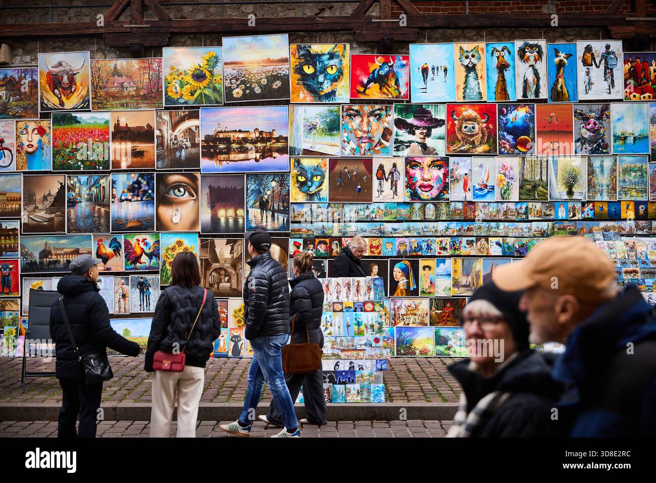 CRACOVIA, Polonia, il mercato d'arte all'aperto di Pijarska presenta dipinti incorniciati da artisti locali Foto Stock