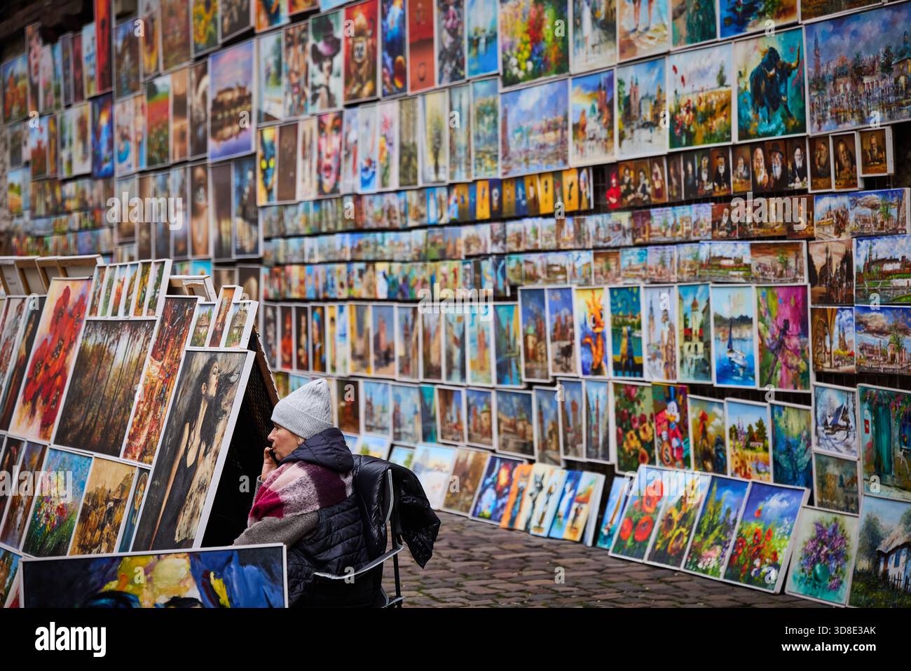 CRACOVIA, Polonia, il mercato d'arte all'aperto di Pijarska presenta dipinti incorniciati da artisti locali Foto Stock