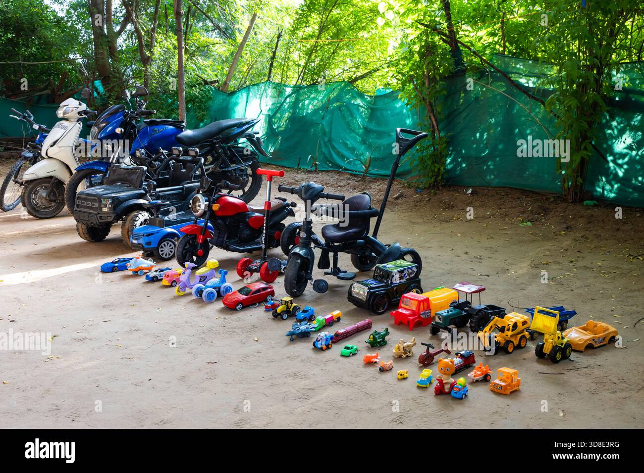 L'assortimento di giocattoli per bambini con auto, camion nell'area giardino su vishwakarma puja viene scattata a jodhpur rajasthan india il 15 novembre 20 Foto Stock