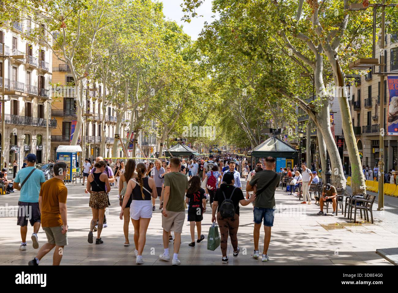 Barcellona, la Catalogna, la famosa strada del viale spagnolo Las Ramblas o la Rambla con persone che camminano lungo la strada pedonale nel centro della città Foto Stock