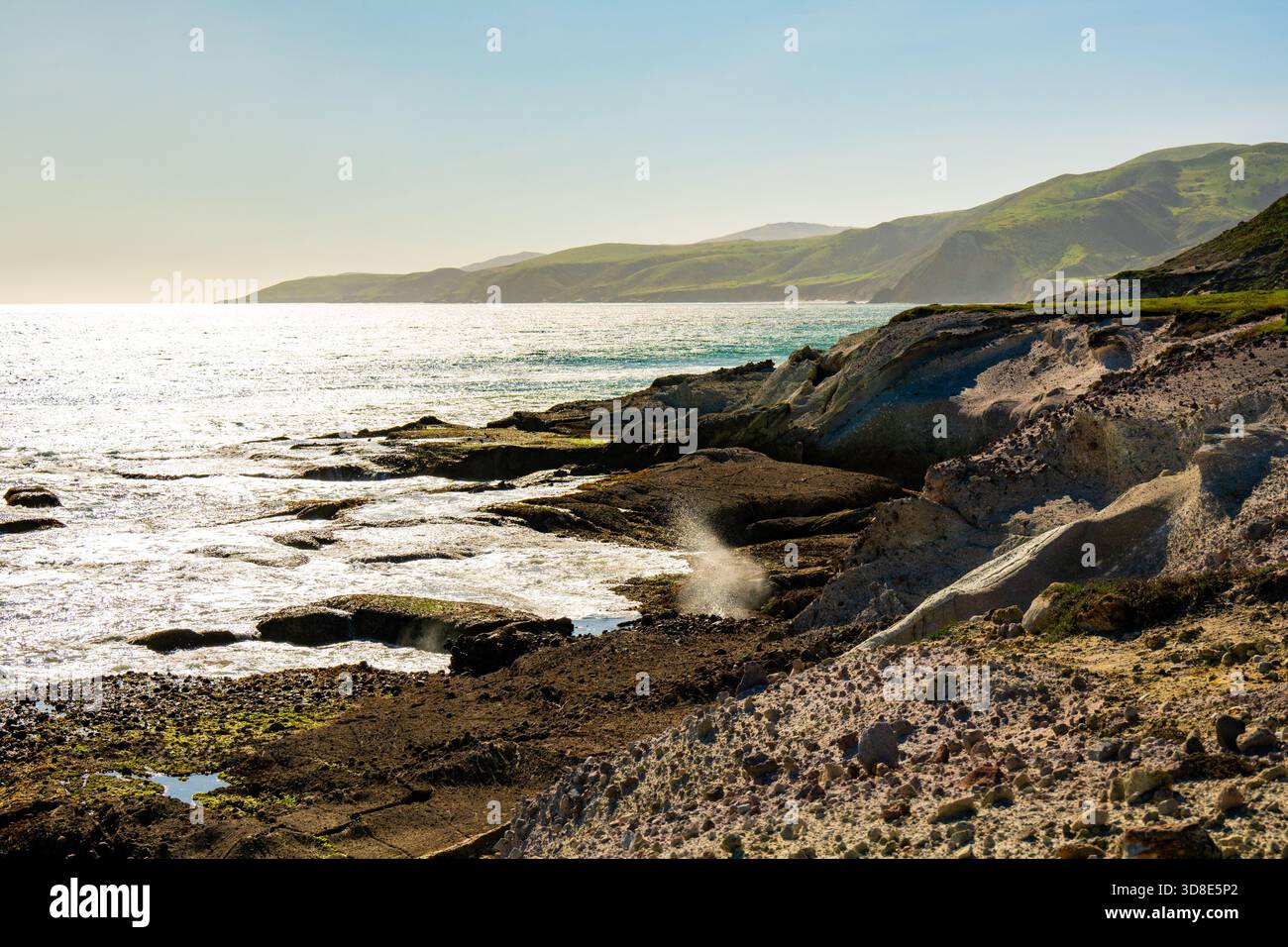 Le onde esplodono dalle rocce sotto East Point a Santa Rosa nel Channel Islands National Park Foto Stock