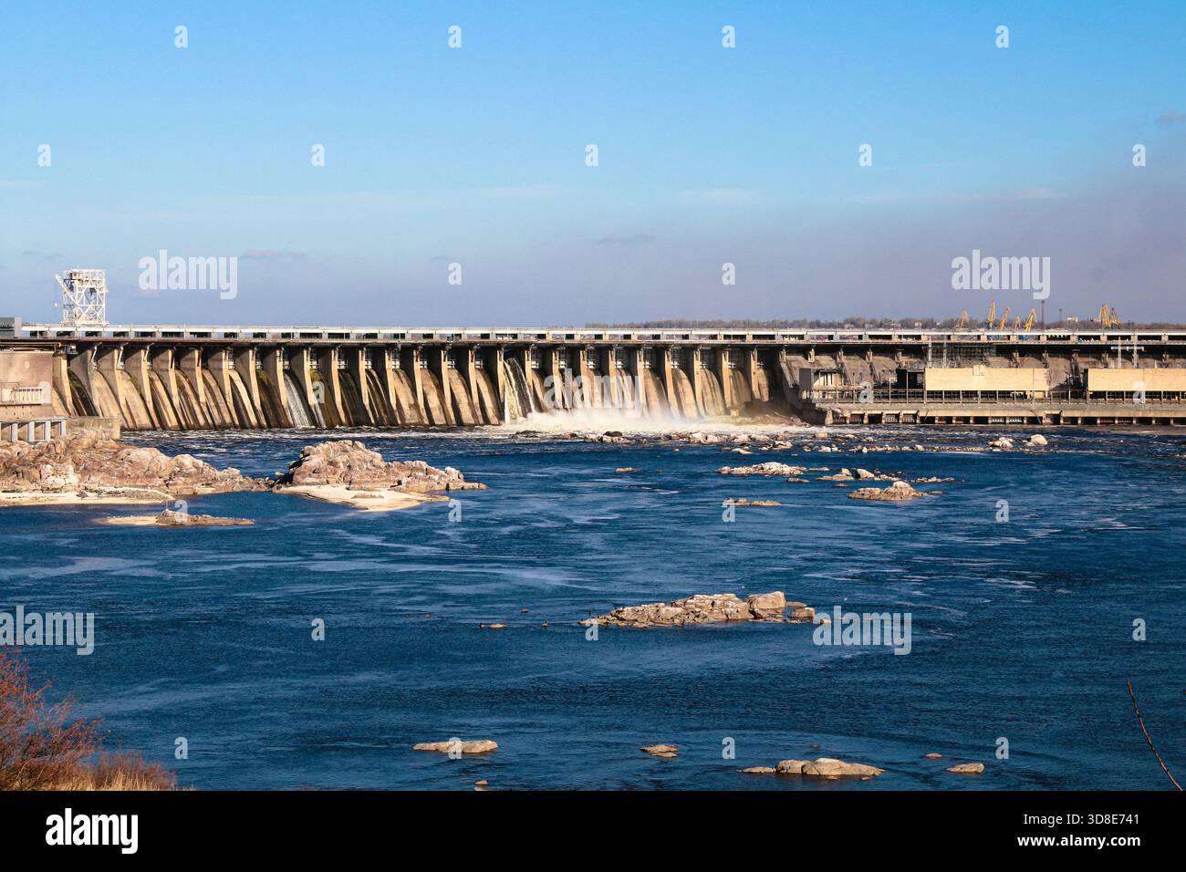 La centrale idroelettrica "Dniprohes" si trova a Zaporizhzhia da vicino. Il più grande HPP in Ucraina vista dall'isola di Khortytsy Foto Stock