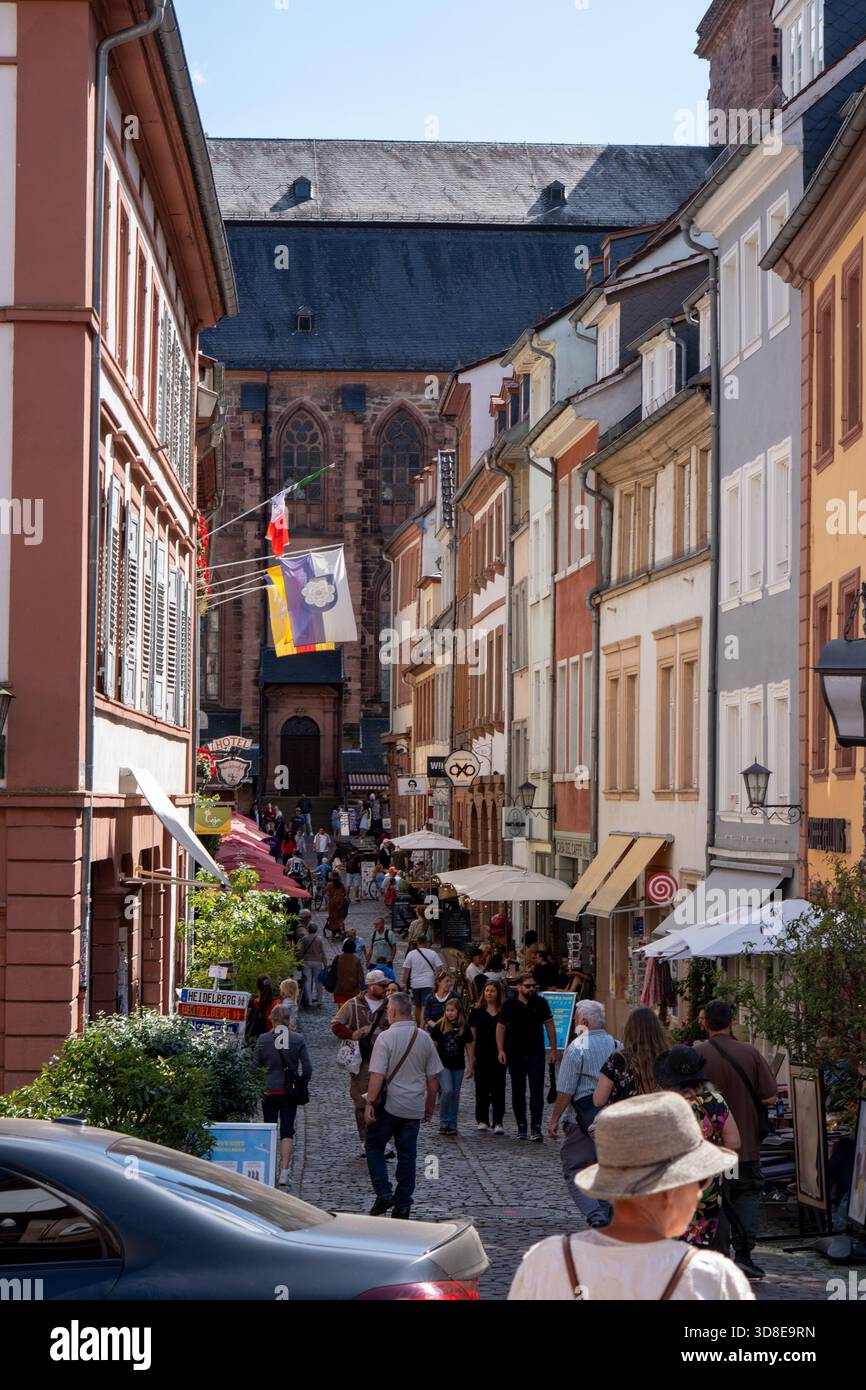 Heidlberg, Germania, 22 agosto 2025, The Picture mostra una strada a Heidelberg di fronte alla chiesa piena di gente. Foto Stock