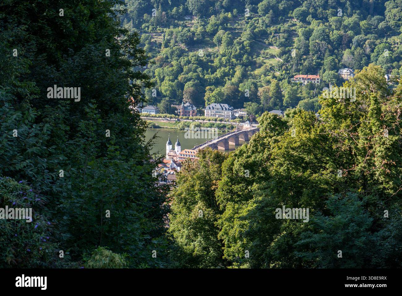 Heidlberg, Germania, 22 agosto 2025, The Picture mostra il vecchio ponte di Heidelberg. Torri di Heidelberg. Ponte Neckar Foto Stock
