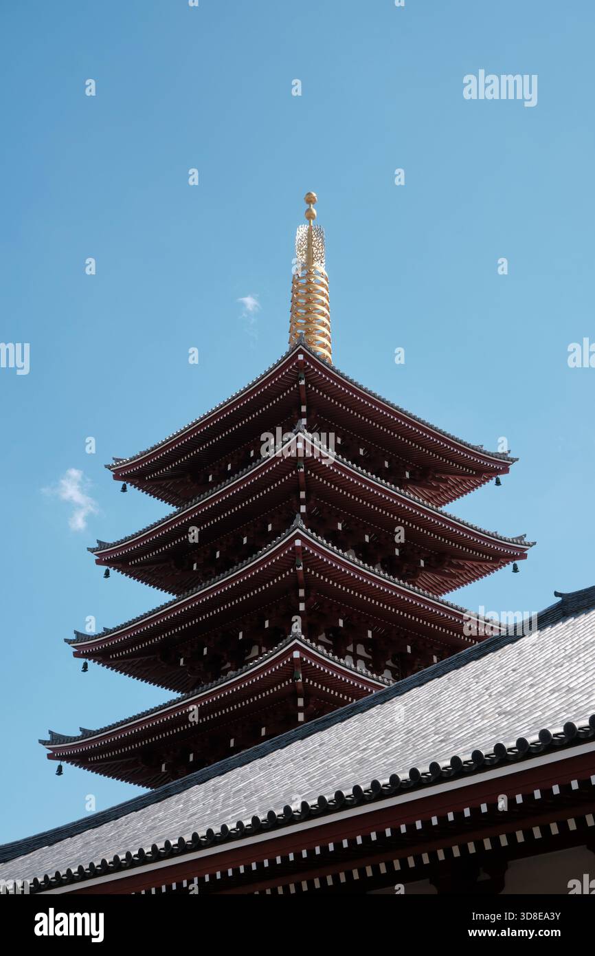 Pagoda a cinque piani al tempio Sensō-ji di Asakusa, Tokyo, Giappone, contro un cielo azzurro Foto Stock