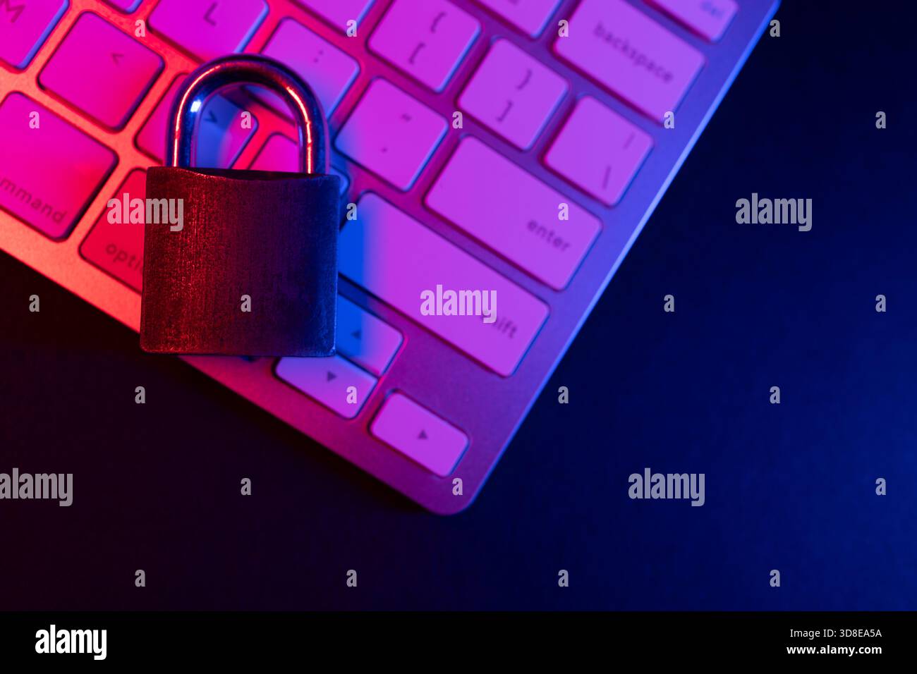 Un lucchetto è posizionato su una tastiera, a simboleggiare l'importanza della sicurezza informatica e della sicurezza su Internet. Questa scena enfatizza la protezione delle informazioni personali Foto Stock