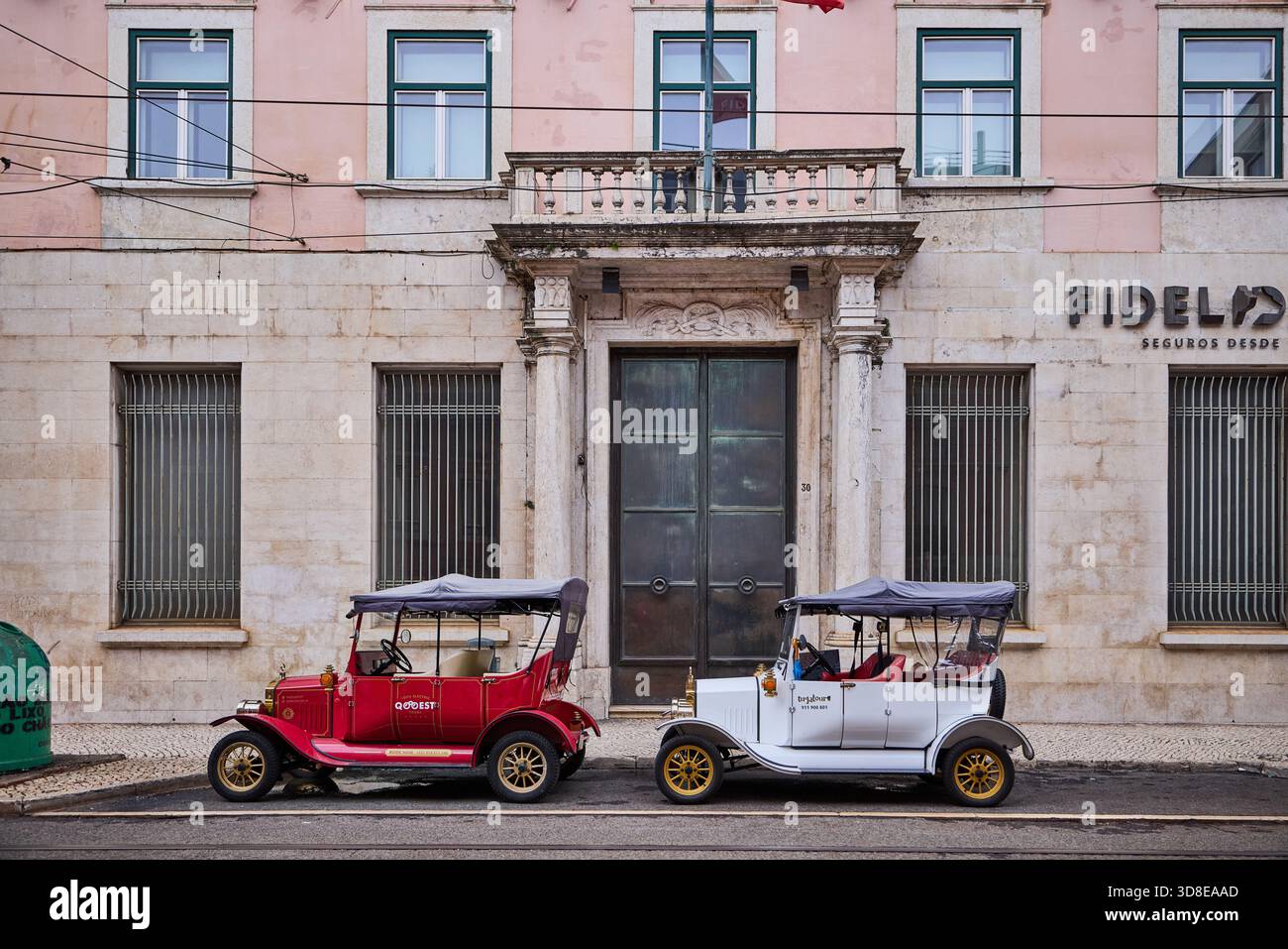 Lisbona, capitale del Portogallo, "macchine vecchie finte" utilizzate per visite turistiche guidate ed esperienze. Come autentici modelli vintage ma moderna replica elettrica Foto Stock