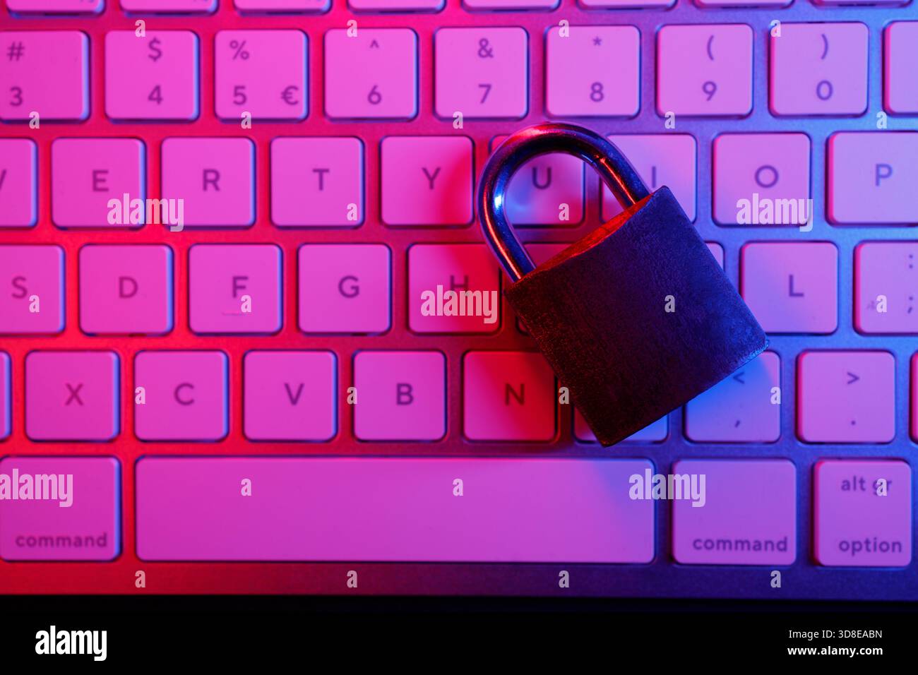 Un lucchetto si trova sulla tastiera di un computer, a simboleggiare l'esigenza critica di sicurezza informatica nel mondo digitale di oggi. Questa scena evidenzia l'importanc Foto Stock
